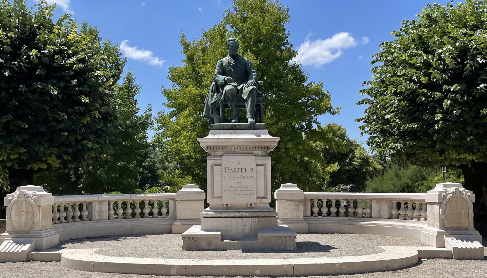 Arbois : bicentenaire Pasteur sa Statue au centre de la ville