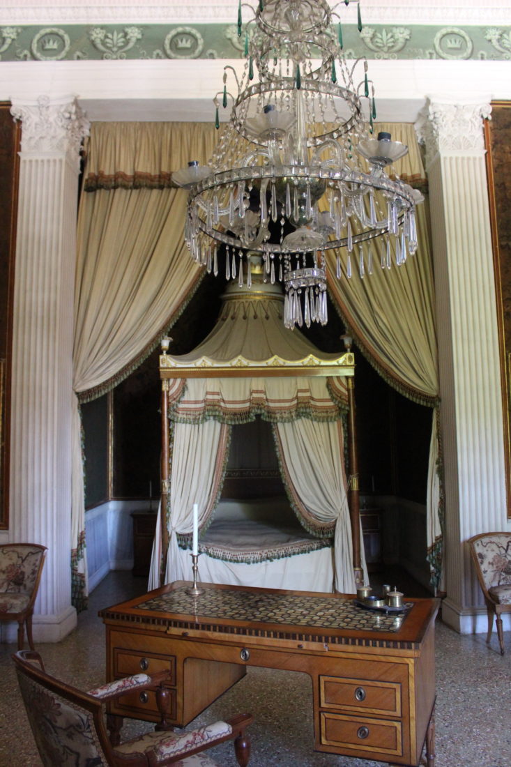 La Villa Pisani chambre lit lustre