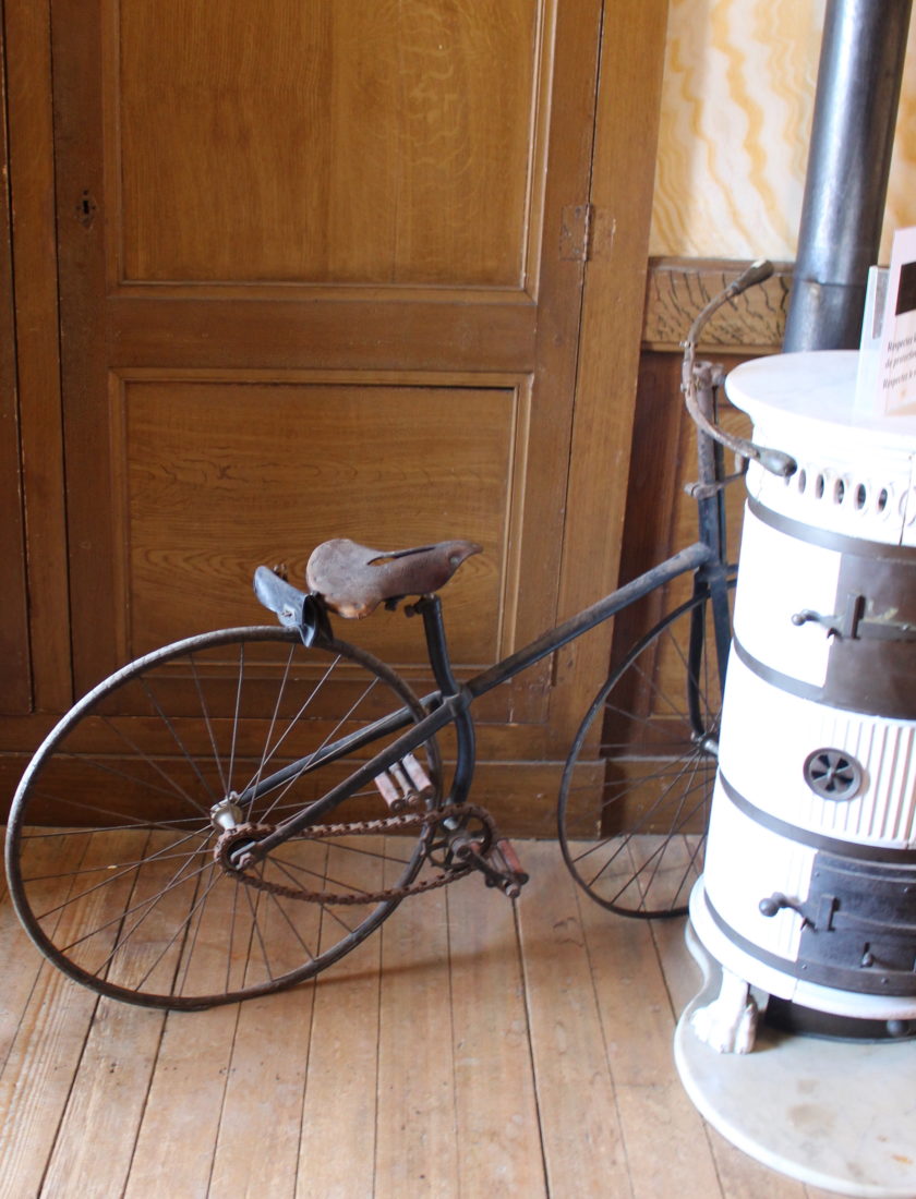 Arbois : bicentenaire Pasteur sa maison entrée avec vélo