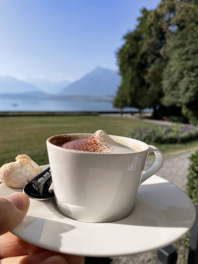 Lac de Thoune, capuccino au Château de Schadau