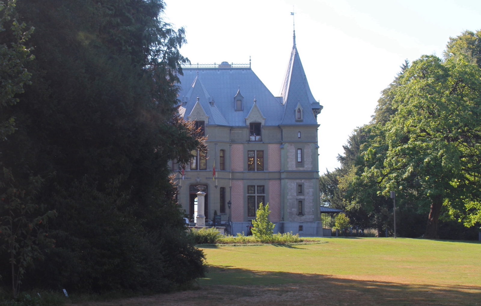 Lac de Thoune, forêt et Château de Schadau