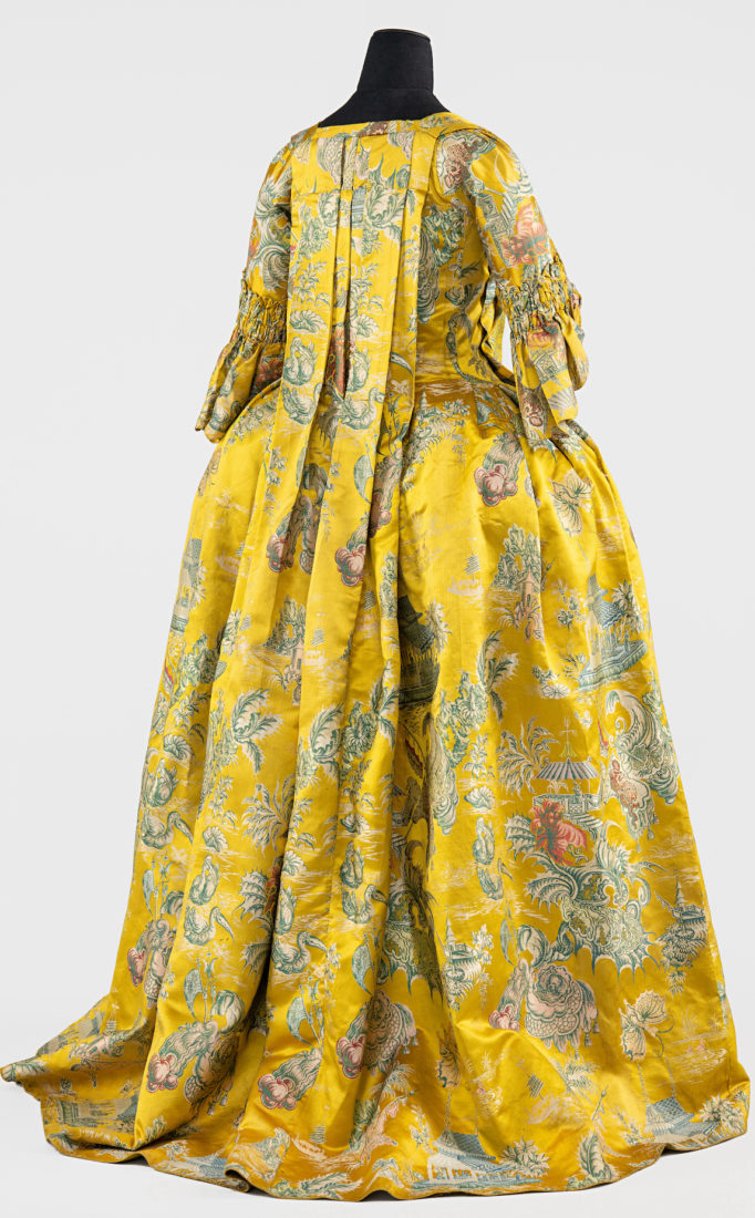 Manteau soie orné de chinoiseries. 1730–1750