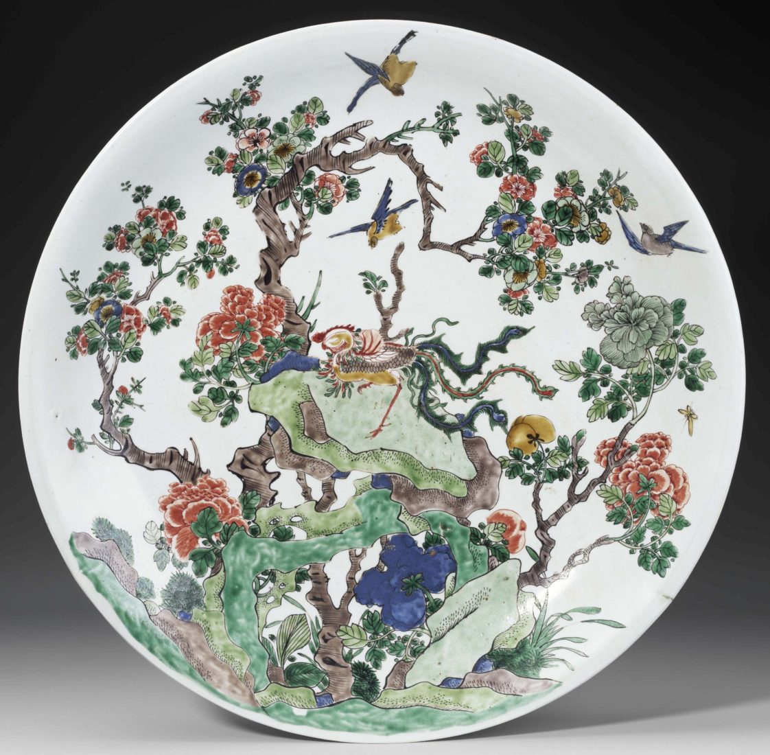 Plat à décor de phénix, famille verte.