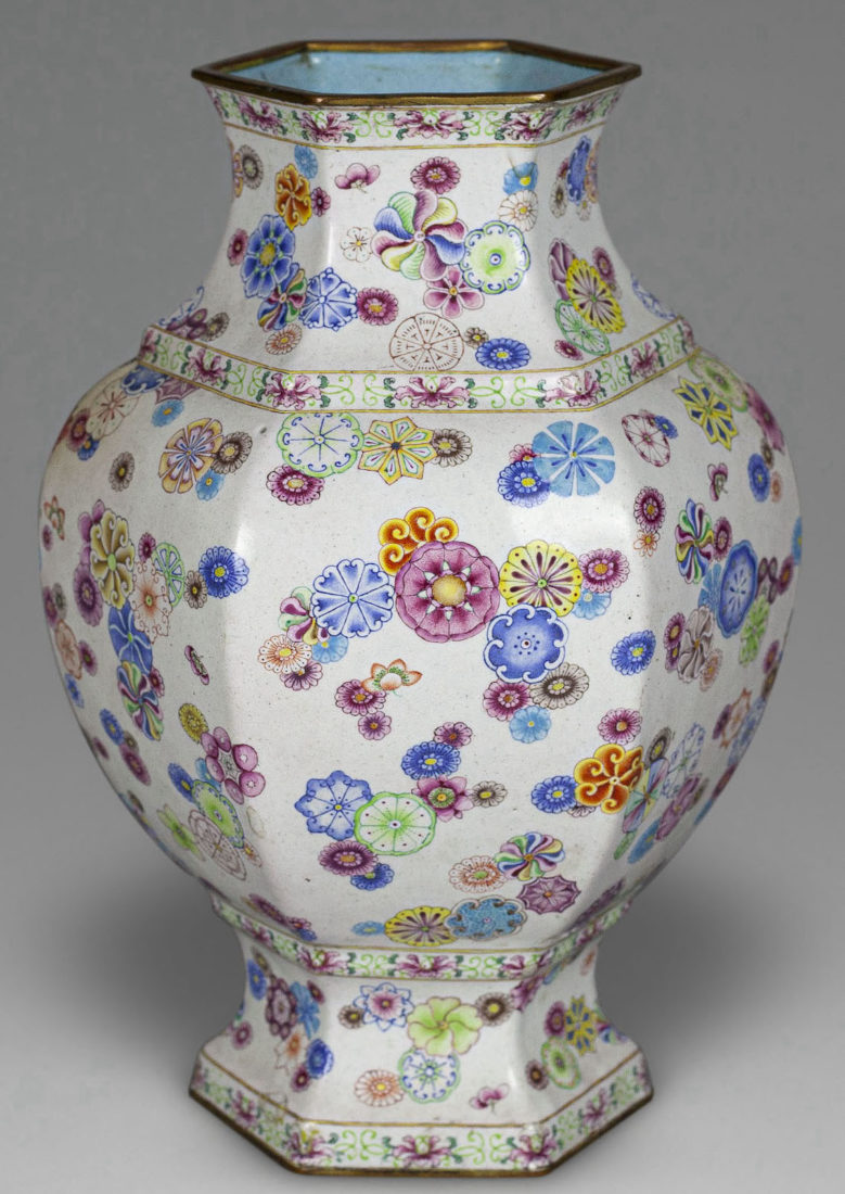 Vase hexagonal à décor de fleurs circulaires polychromes motifs