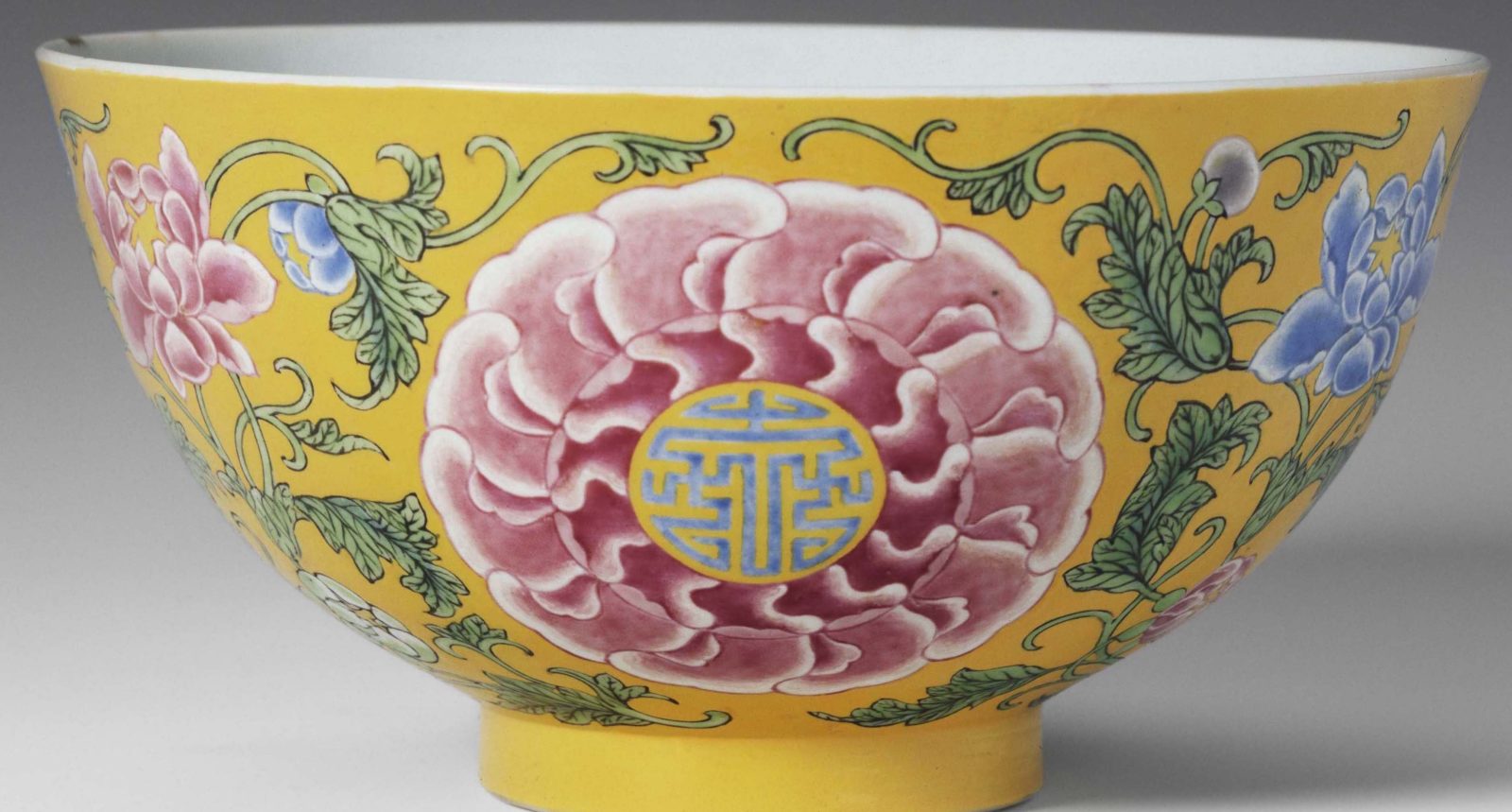 Bol à décor de fleurs et de rinceaux végétaux.