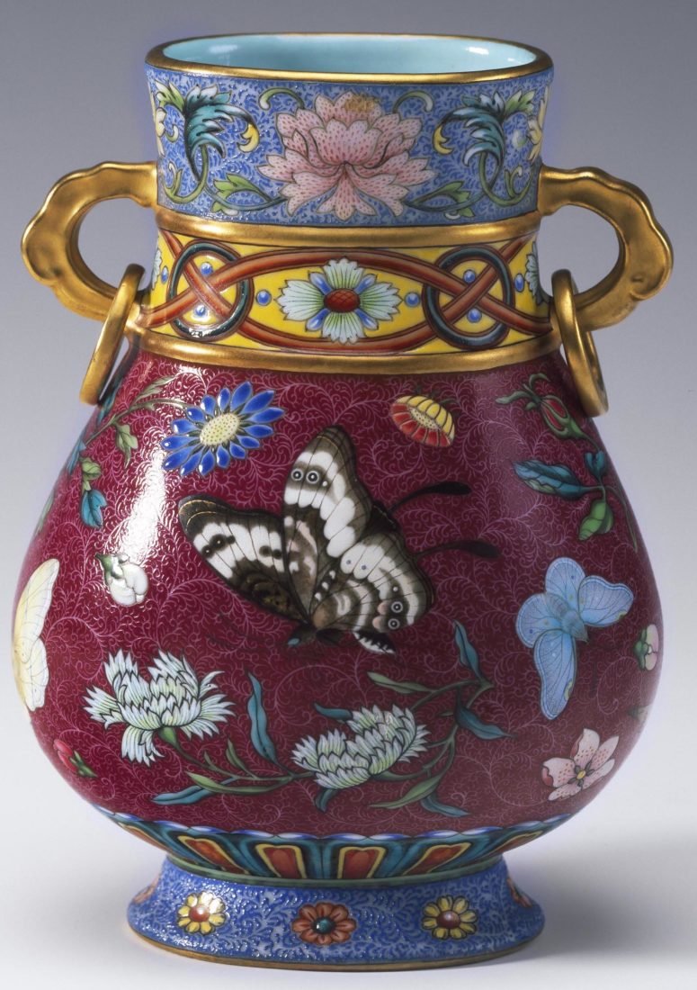 Vase à décor de papillons et jeté de fleurs, yangcai
