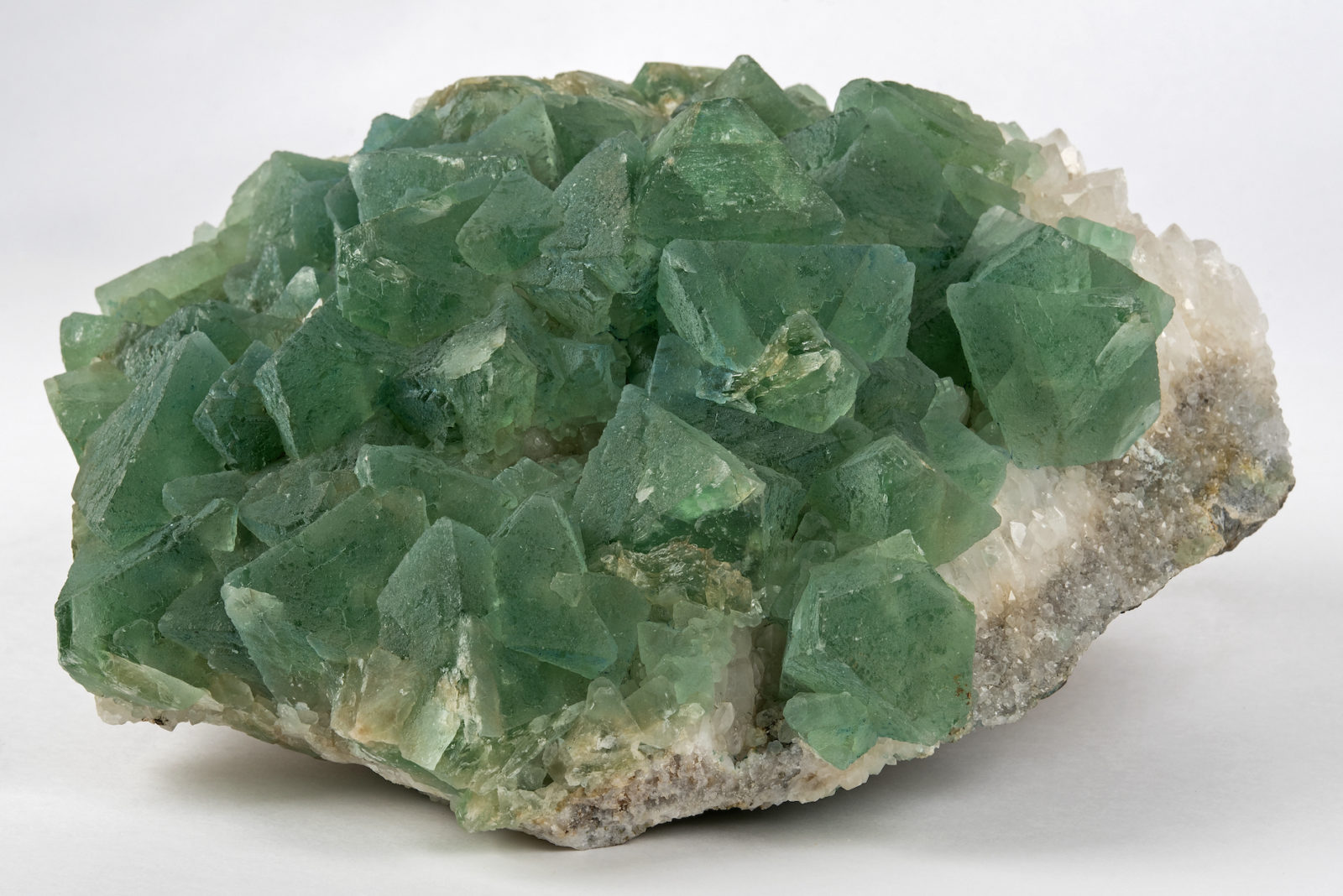 Lyon Confluences Secrets de la Terre Fluorite sur quartz