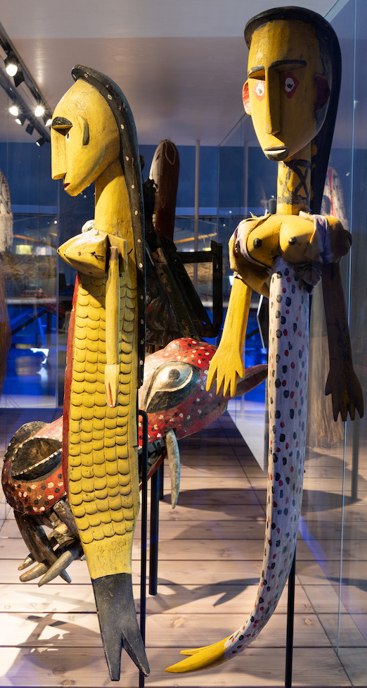Nous, les fleuves Statues sirènes en bois