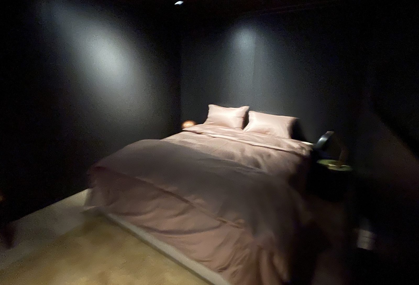 Bô Noël Lausanne 2022 le lit dans la  Duplex Room 
