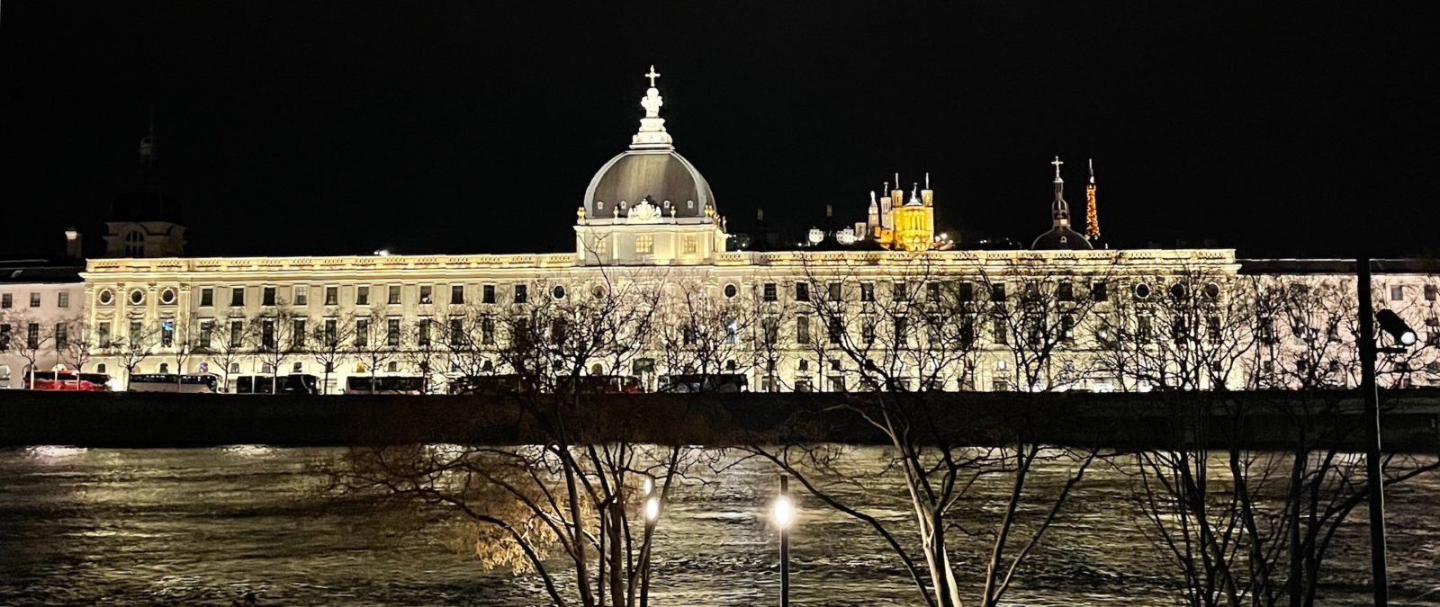 Lyon Grand Hôtel-Dieu vu de nuit (©fk) 