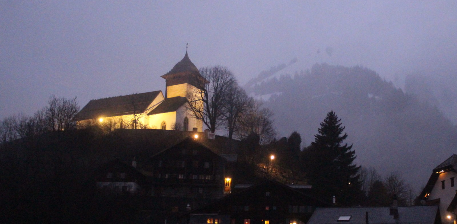 Château d'Oex chapelle nuit et brouillard