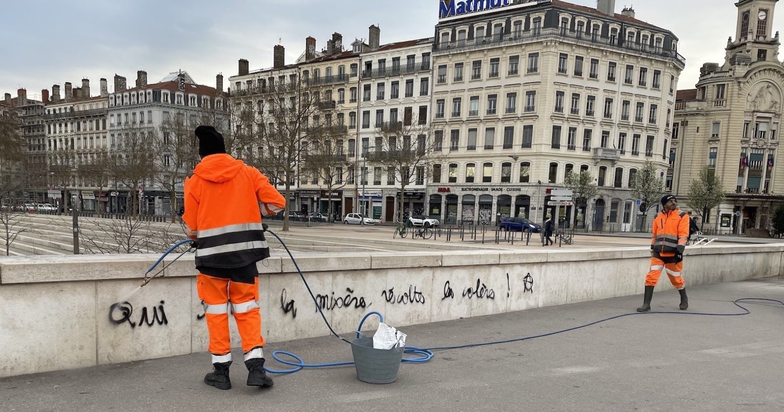 Lyon, effaçage des graffitis