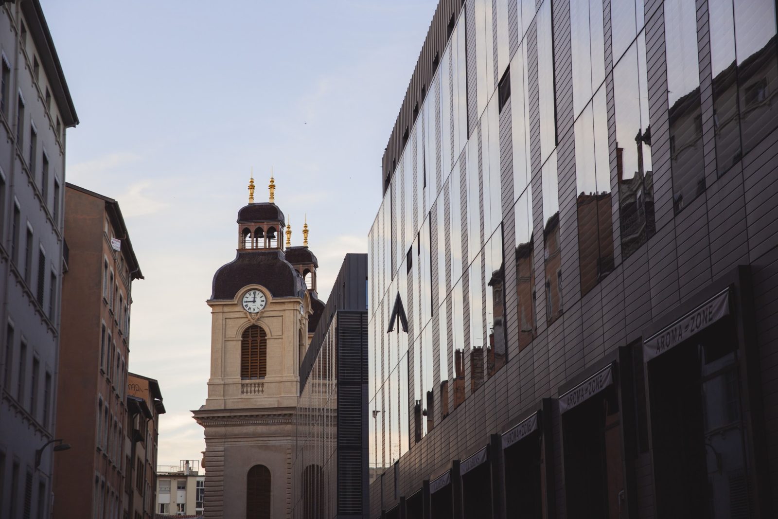 Lyon Grand Hôtel-Dieu vue sur rue  et chapelle (©ManonCharon)