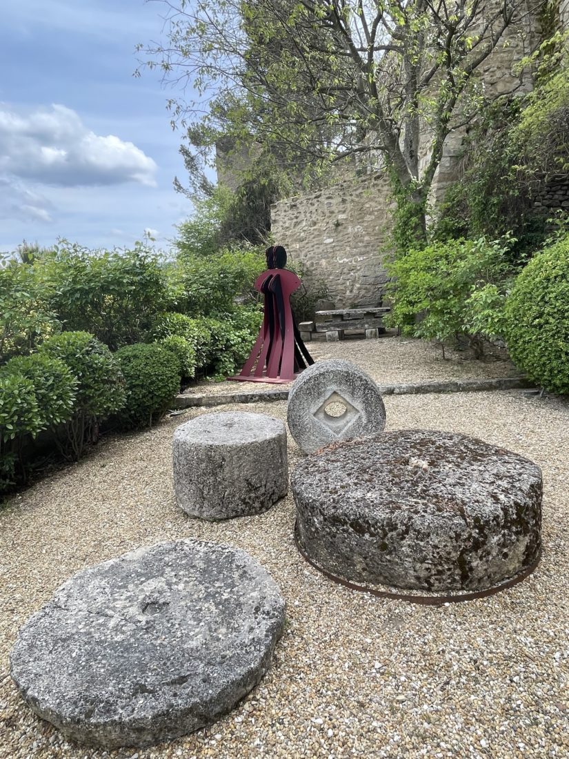 Maison Dora Maar Ménerbes jardin avec meules