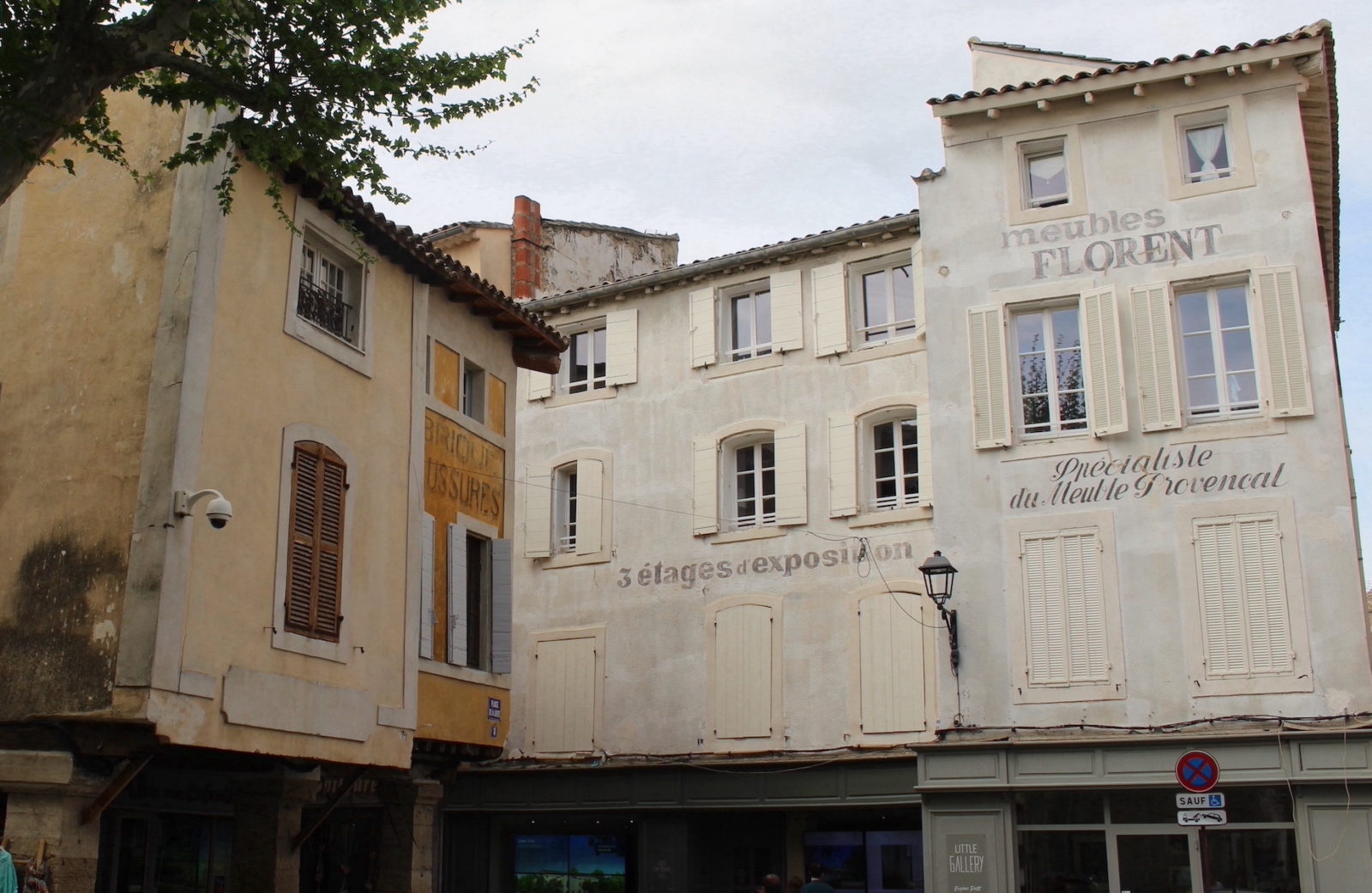 L'Isle-sur-la-Sorgue place de la Liberté anciennes boutiques