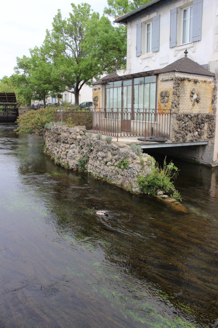 L'Isle-sur-la-Sorgue le long de la rivière