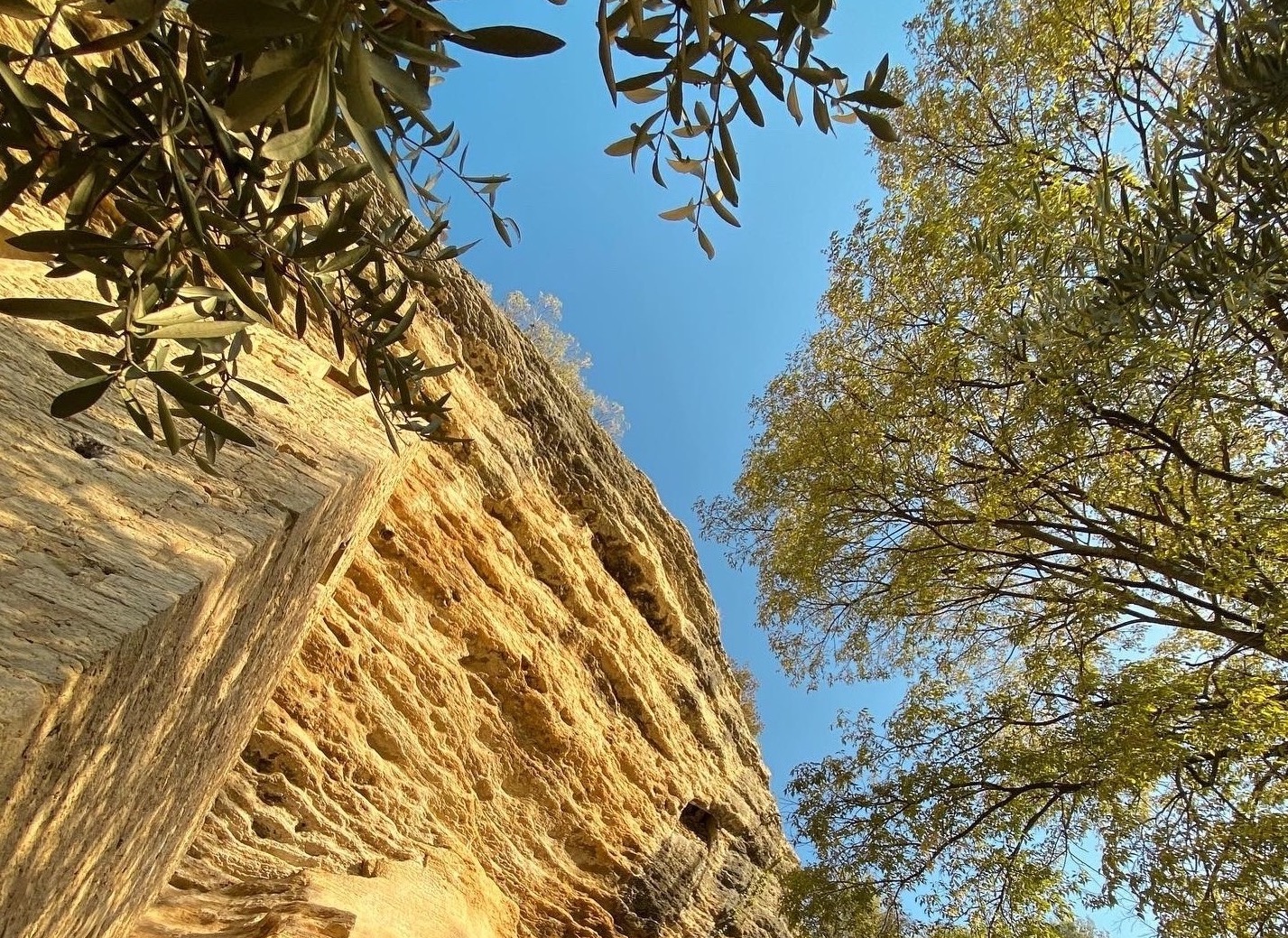 Les Beaumettes habitations troglodytes