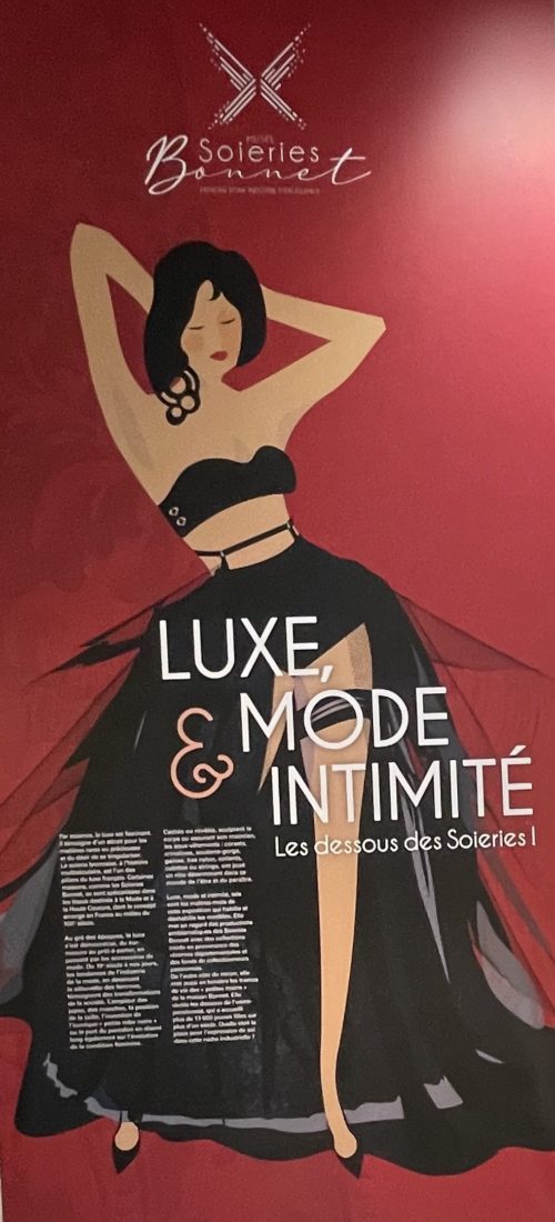 Affiche de l'exposition
Luxe, mode & intimité