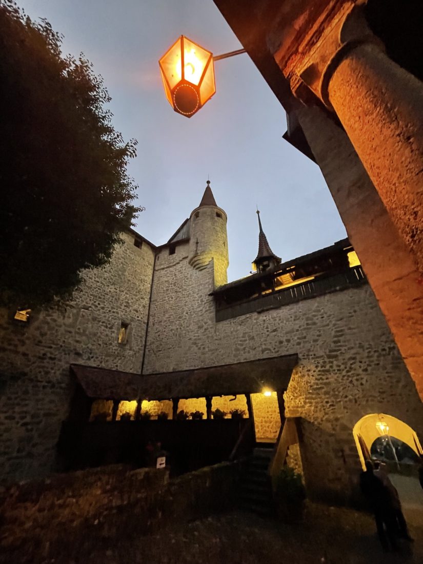 Château de Lucens tours et remparts