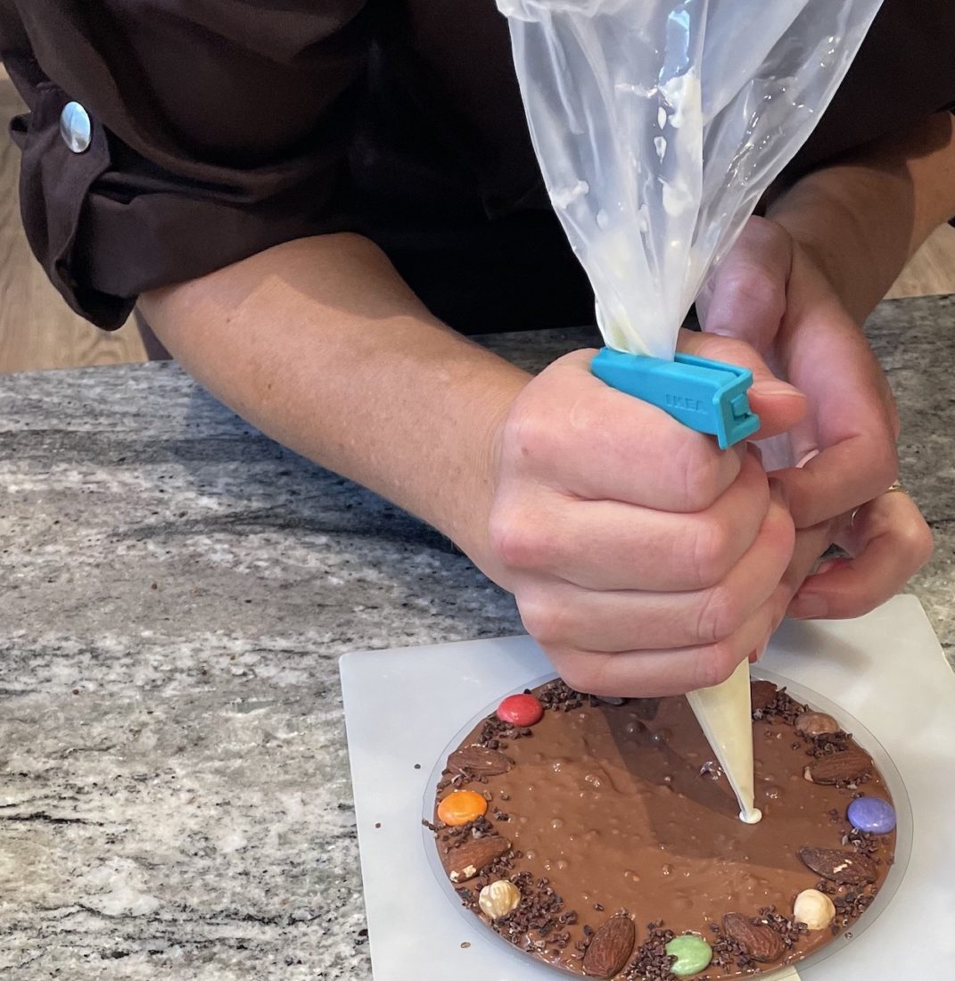 La Maison Cailler à Broc confection d'un gâteau