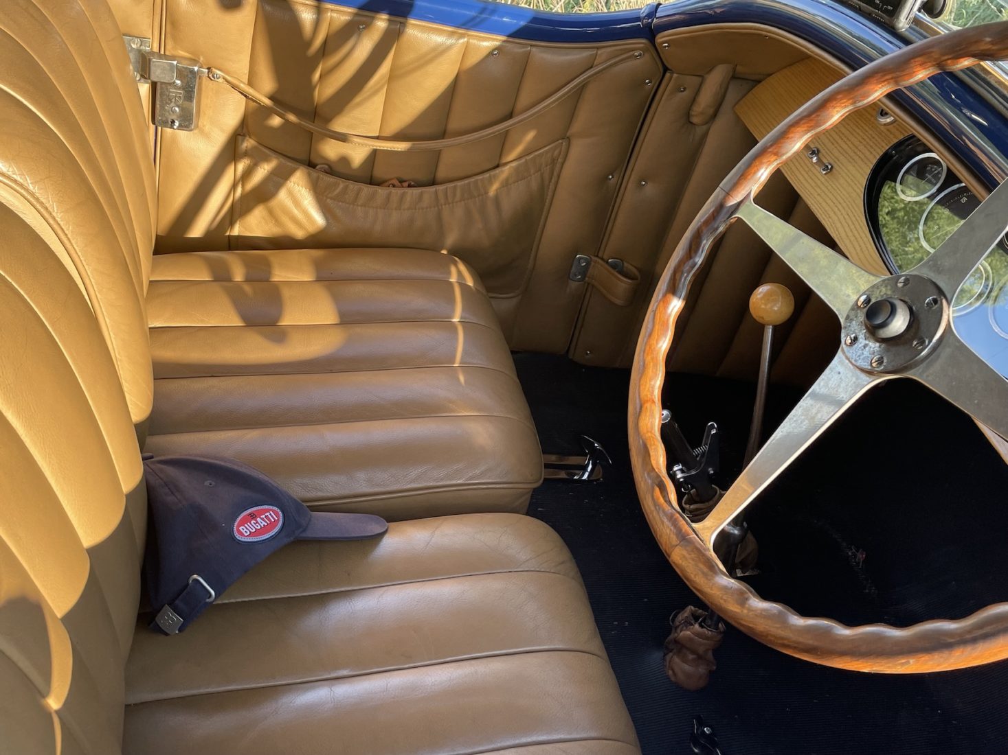 Bugatti intérieur avec casquette