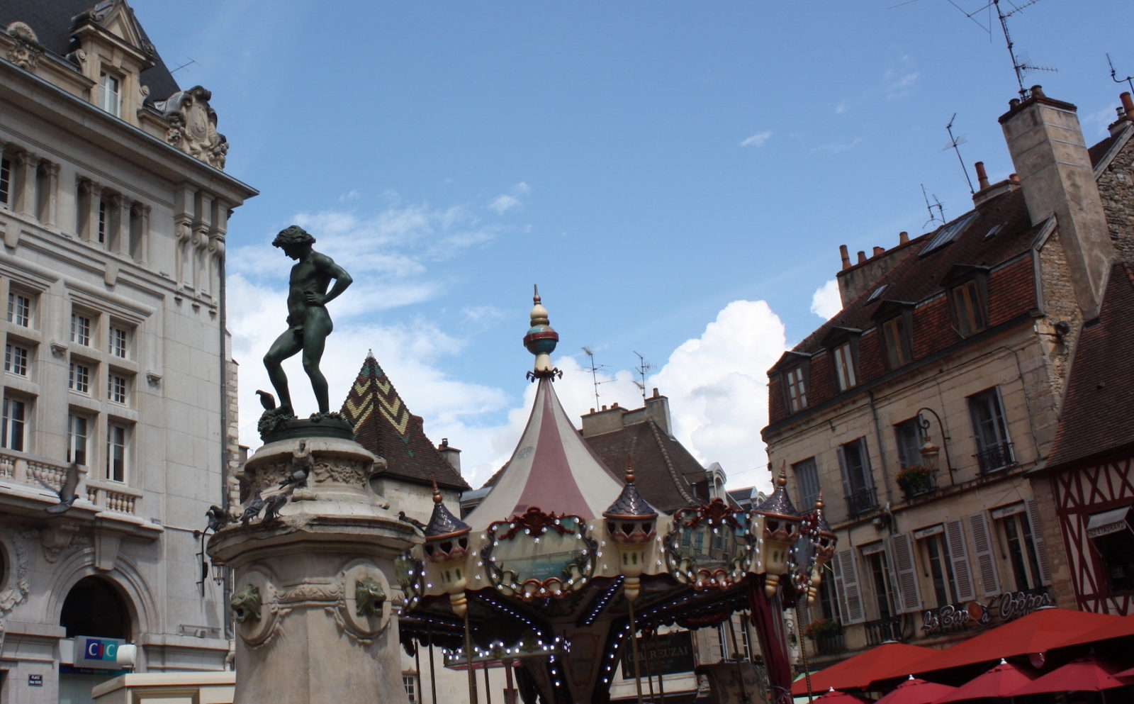 Le carrousel de la place François Rude