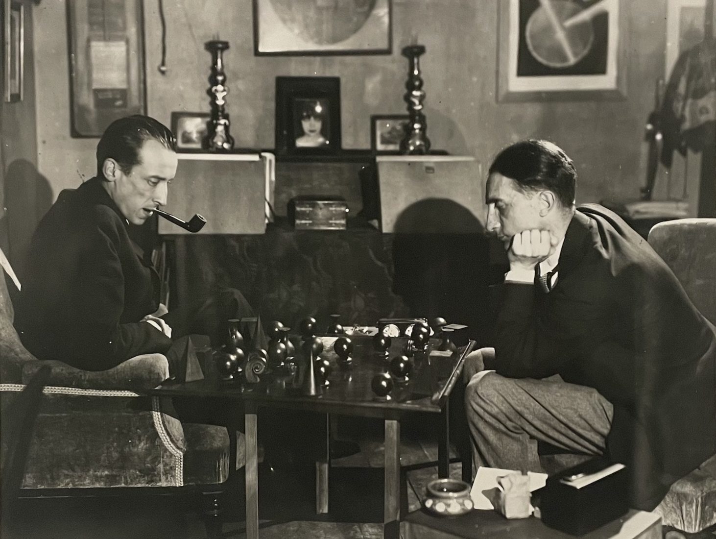 Man Ray Jeu d'échec avec Raoul de Roussy, 1