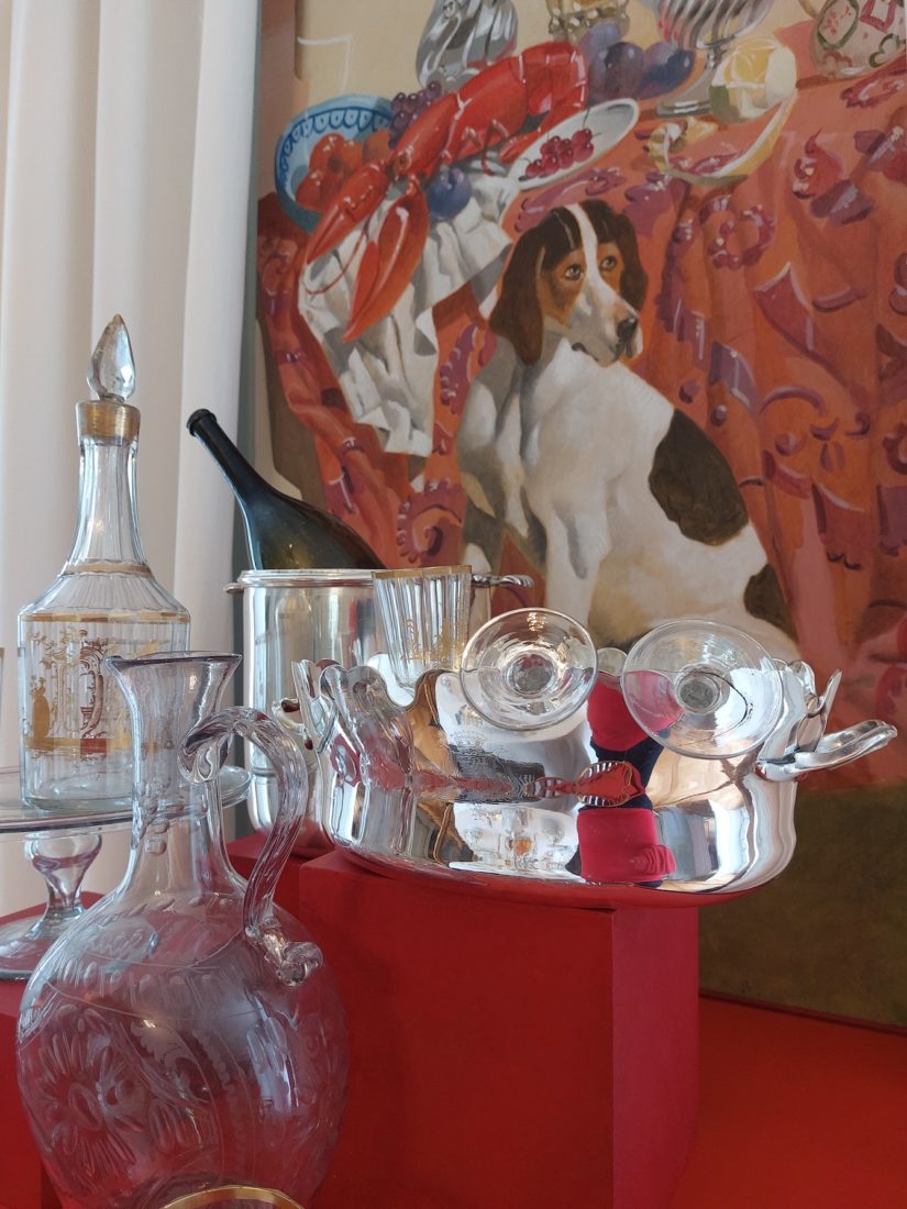 Ferney Le dressoir de verres et d'argent.