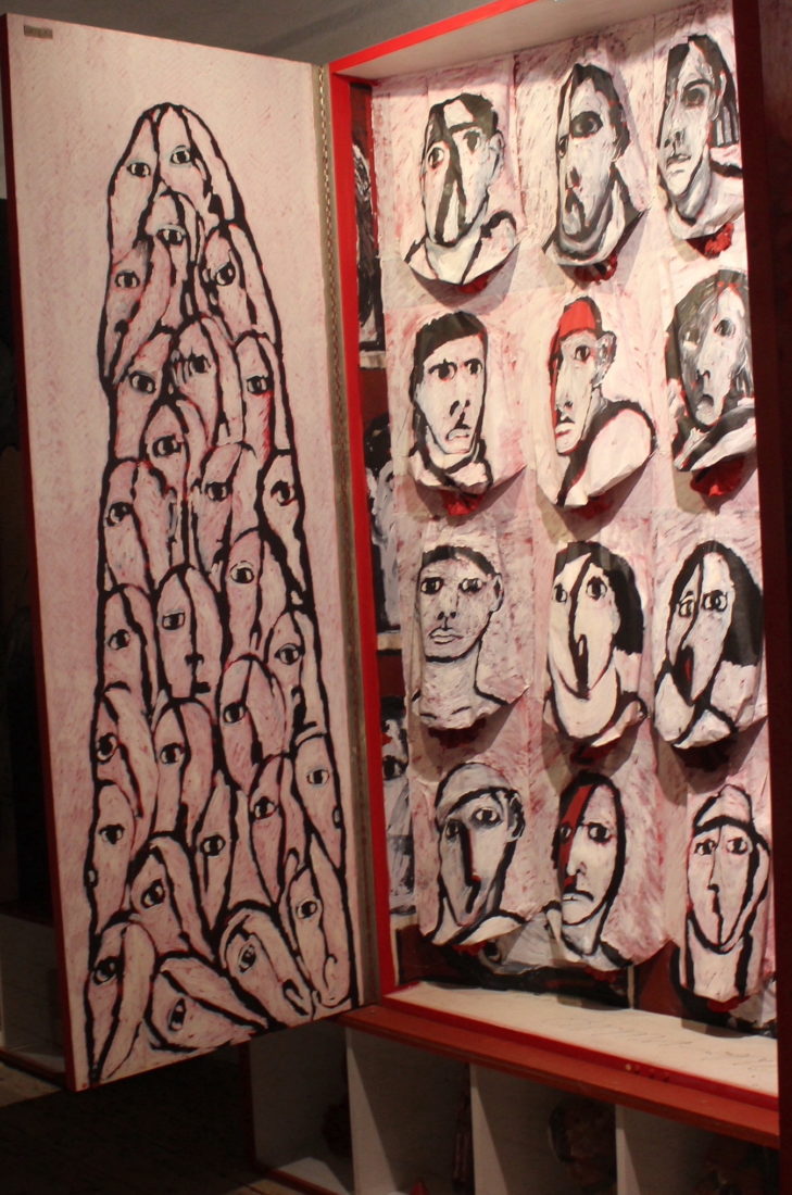 Juan Martínez Arma_rio armoire ouverte