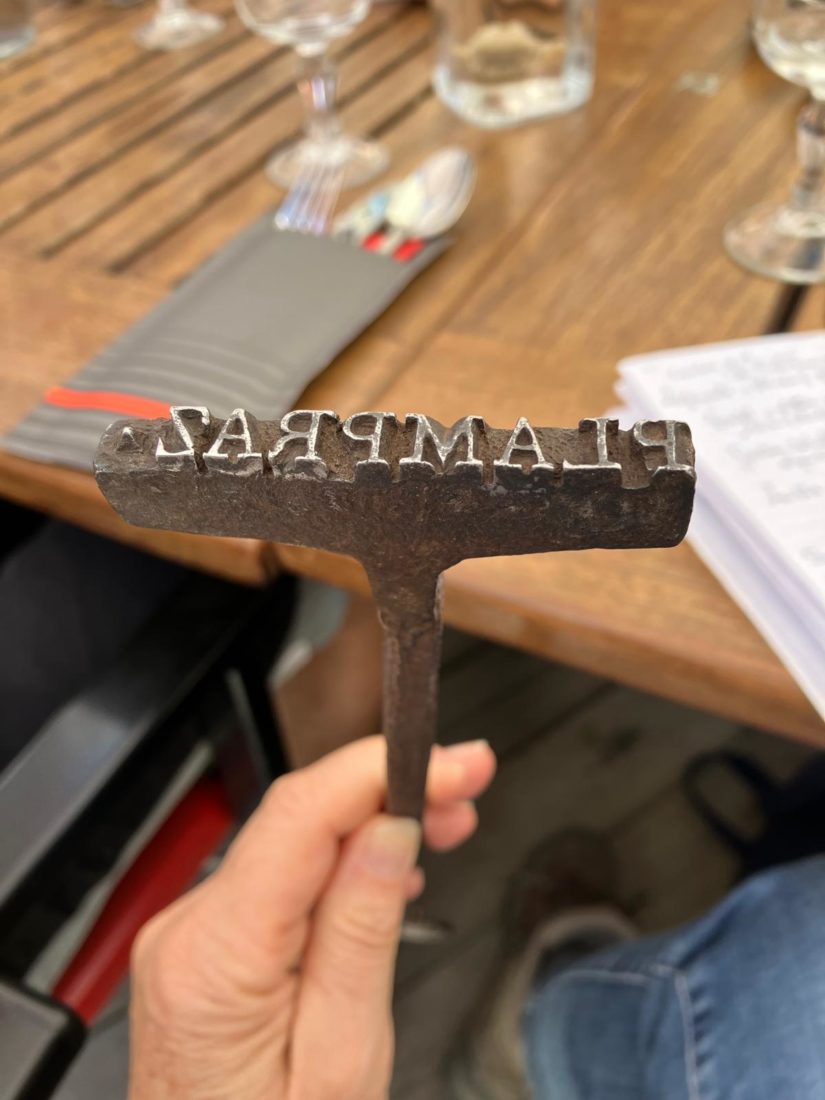 Fer servant à marquer les bâtons de marche des alpinistes