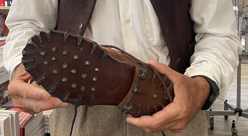 Anciennes chaussures cloutées d'alpinisme