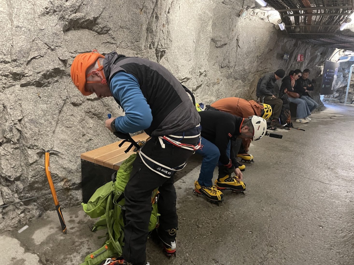 Aiguille du Midi préparation des grimpeurs