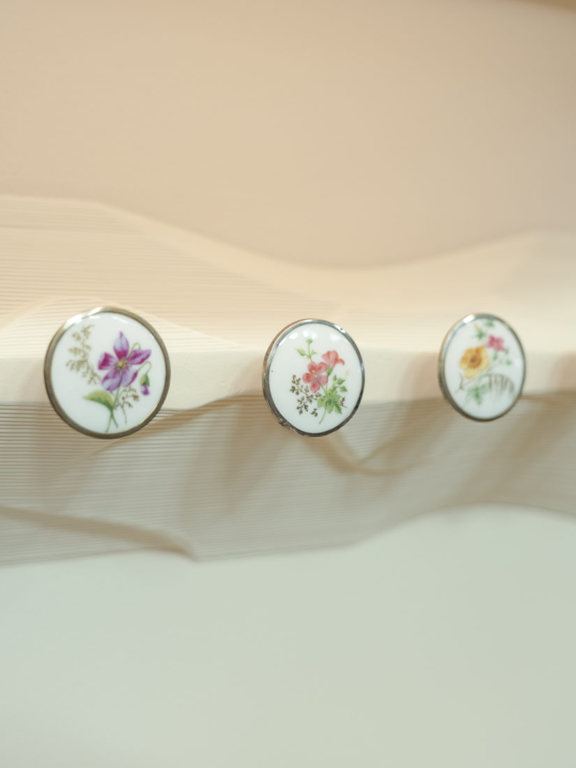 boutons en porcelaine peinte, motifs floraux