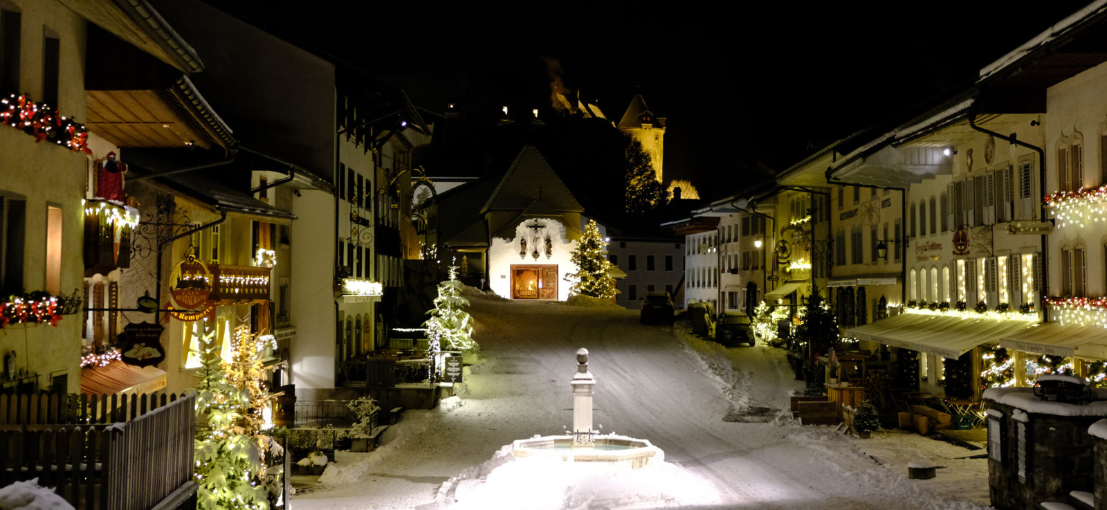 Vue de Gruyères sous la neige.