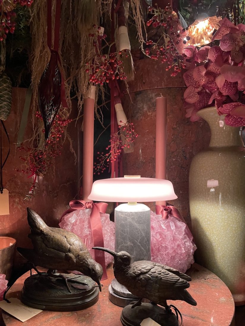 Rémy Jaggi à Trélex 2025 décor rose avec lampe