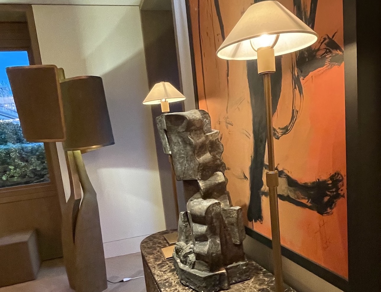 HR Paris galerie statue, luminaires