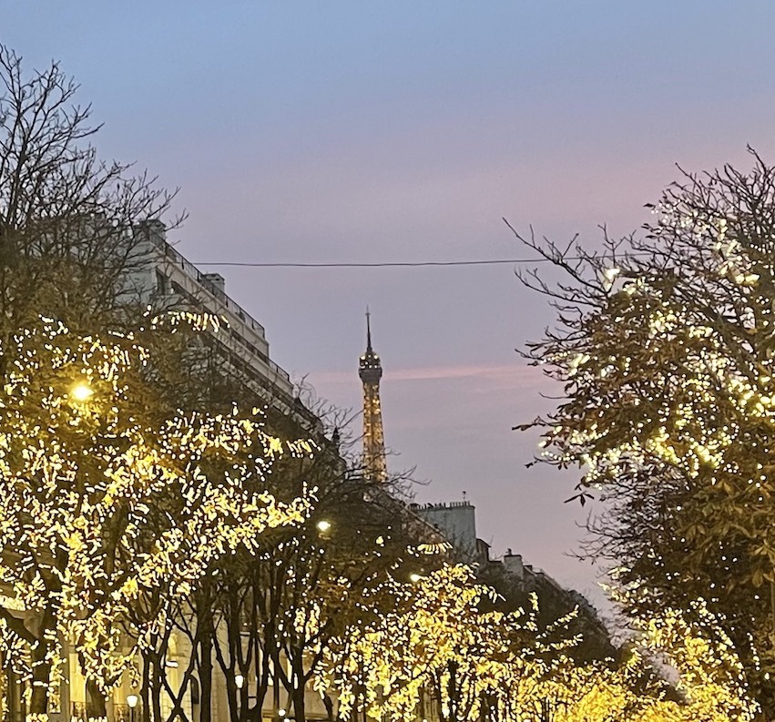 paris avenue Montaigne et tour Eiffel