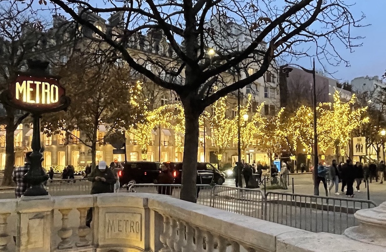 Paris illuminations métro