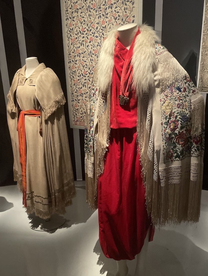 Paul Poiret MAD Paris robe culotte avec cape courte, Flammes, 1911).