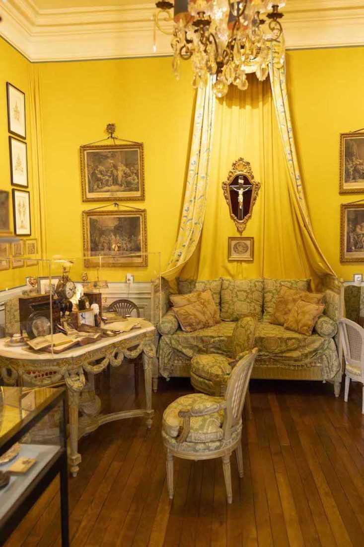 Mobilier de l'époque Louis XVI : la chambre jaune. Lunéville