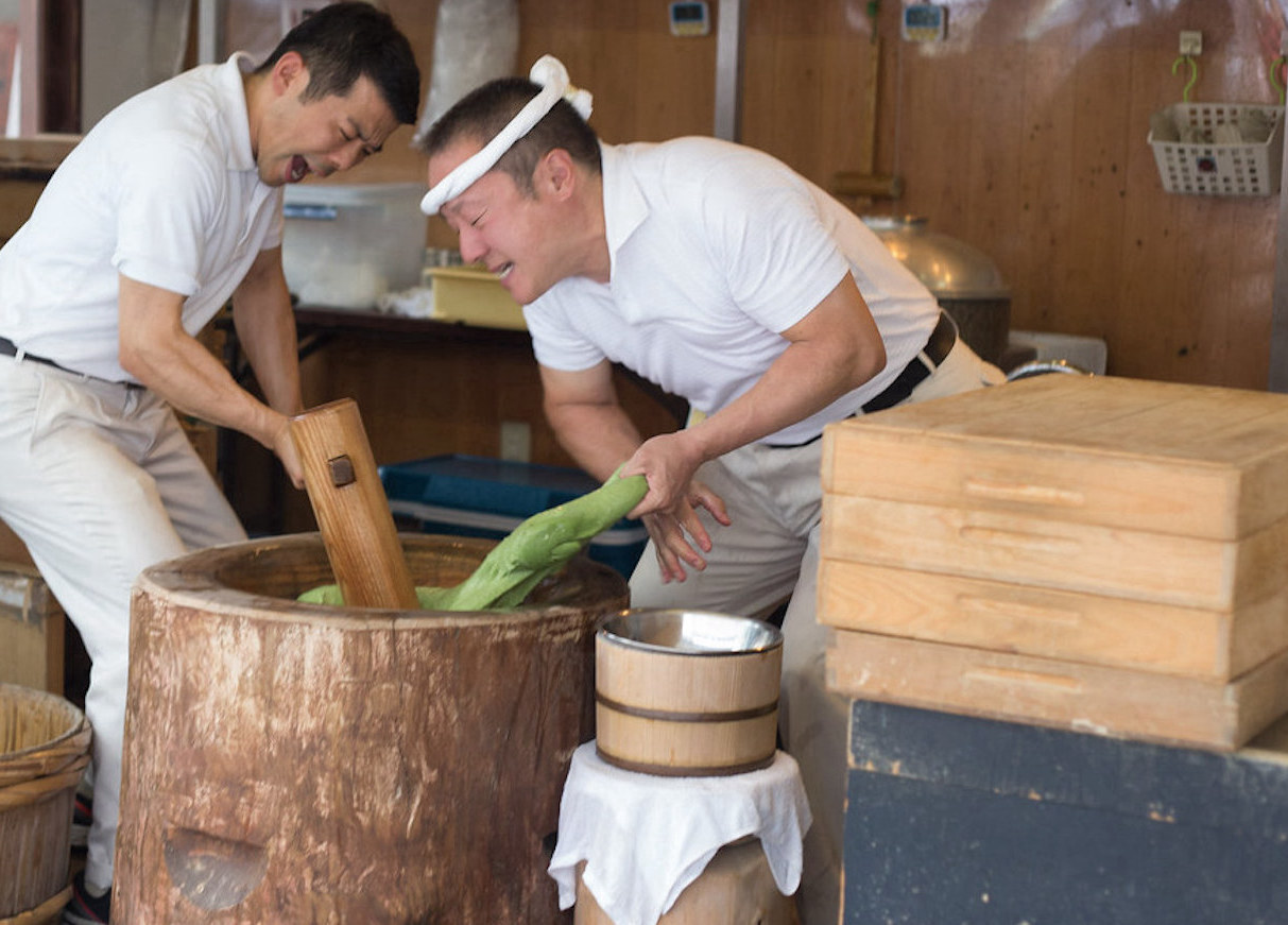 préparation de la pâte à mochi par Mitsuo Nakatani et son personnel