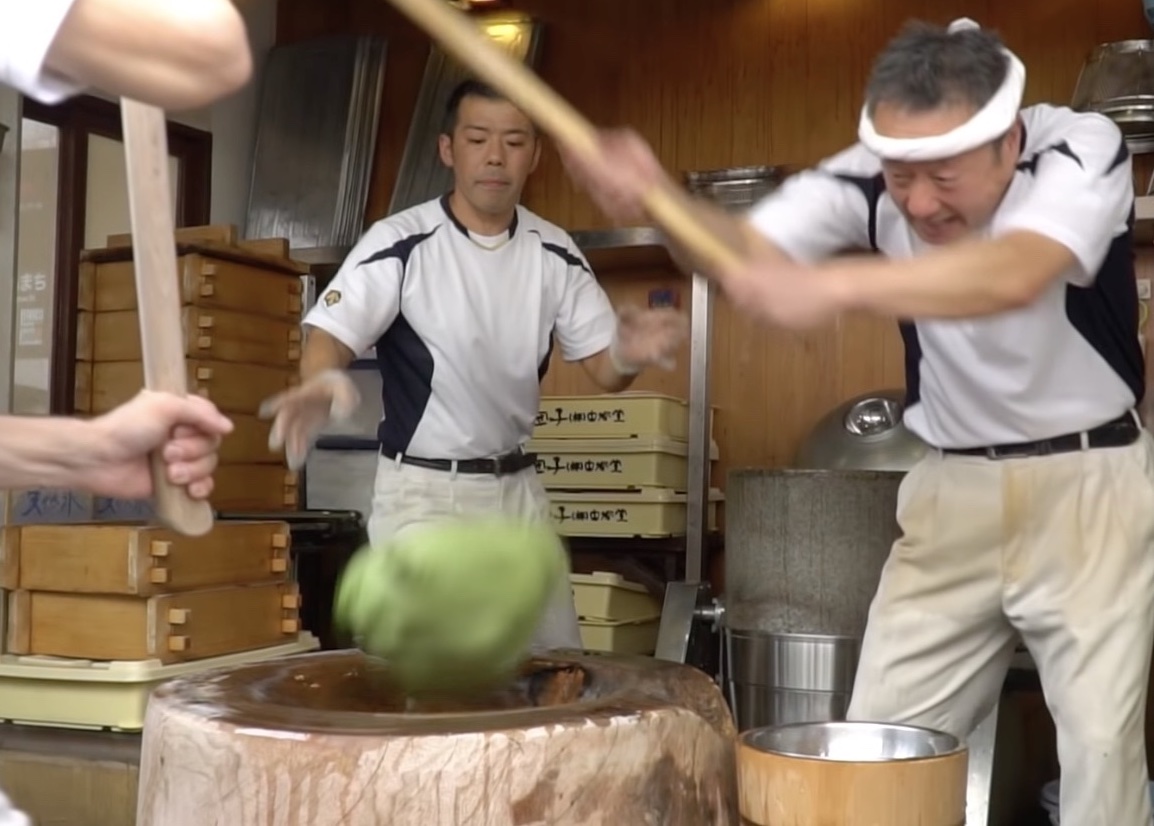 battage de la pâte à mochi par Mitsuo Nakatani et son personnel