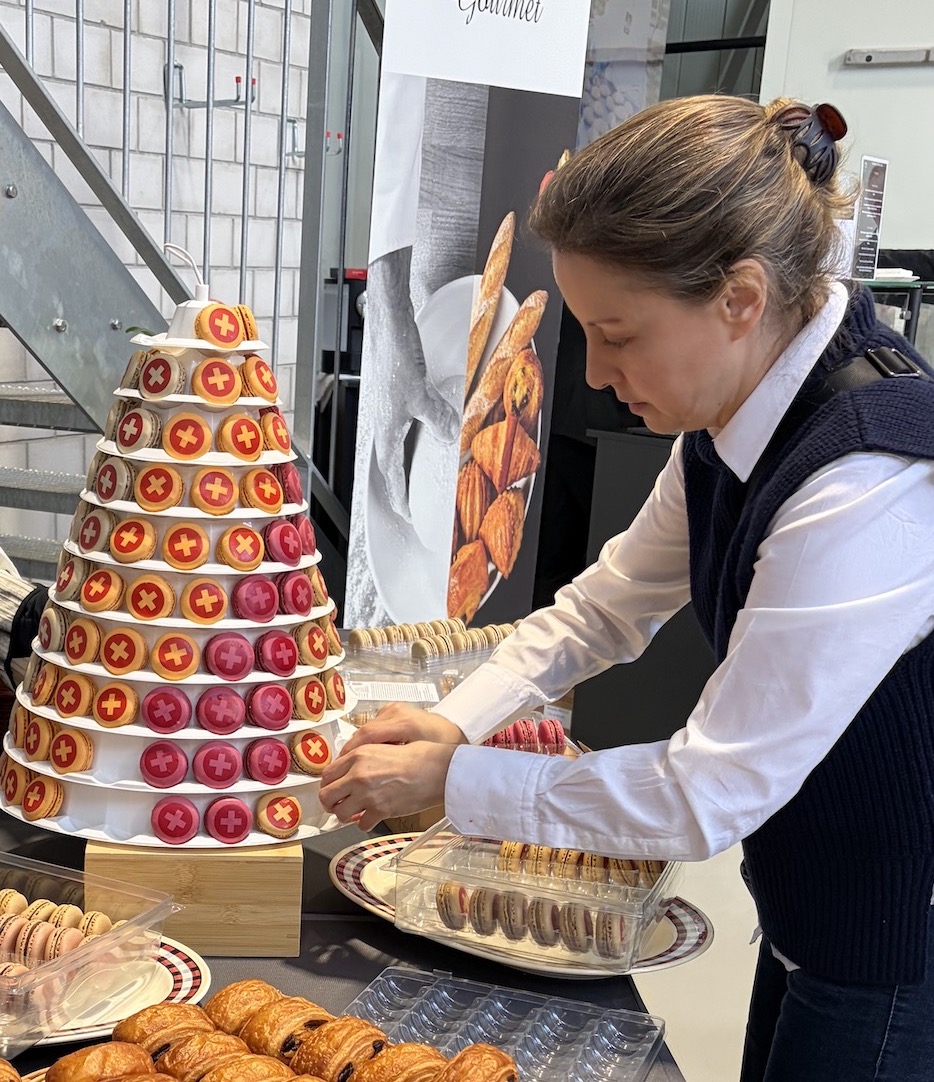 Amarella Montage de la pyramide de macarons par Alia Adi