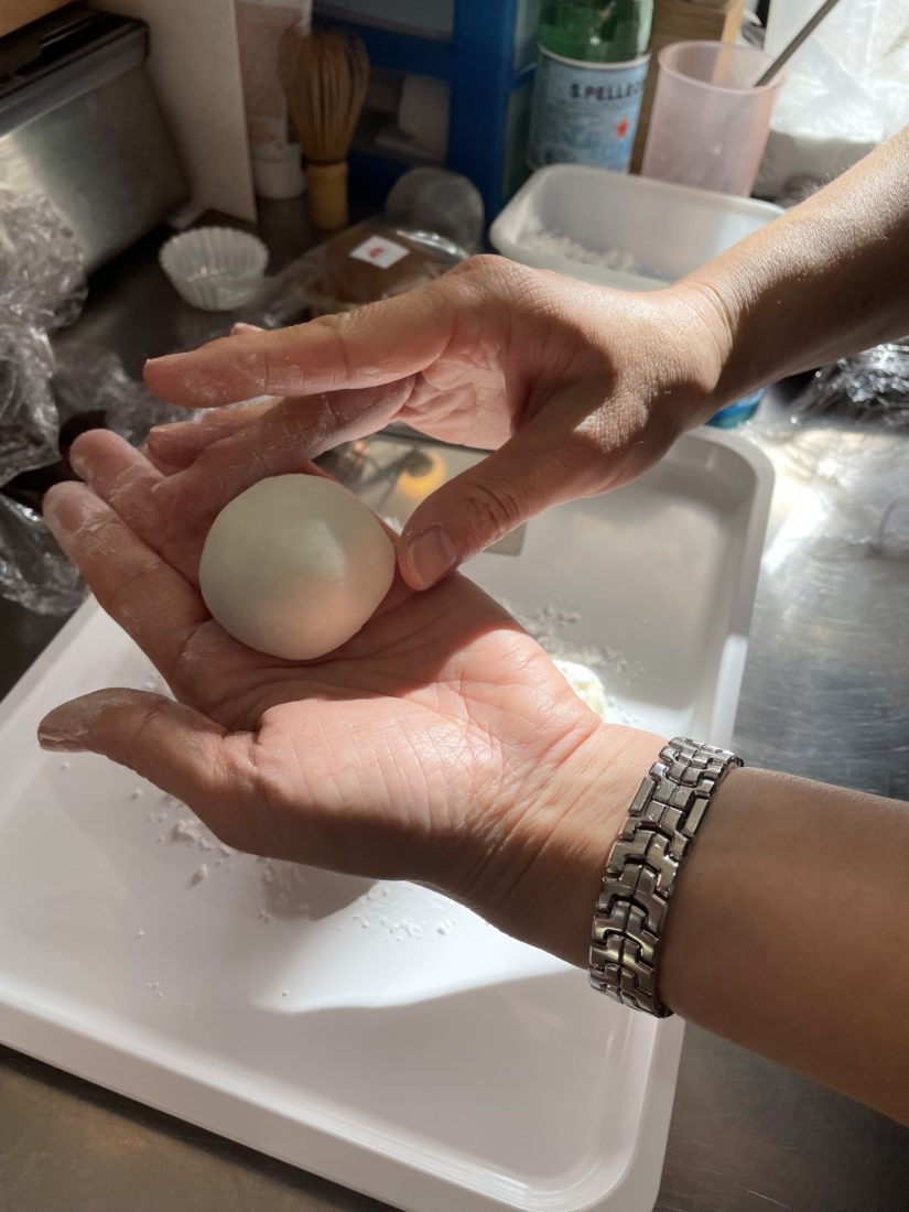 Fabrication du mochi formation d'une boule