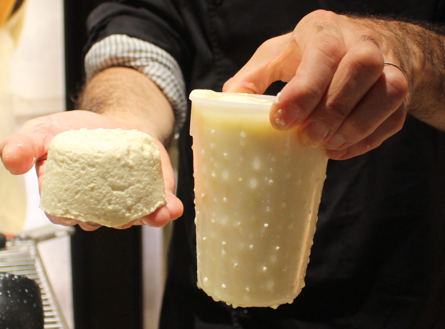 Paris : musée du Fromage - fabrication, faisselle