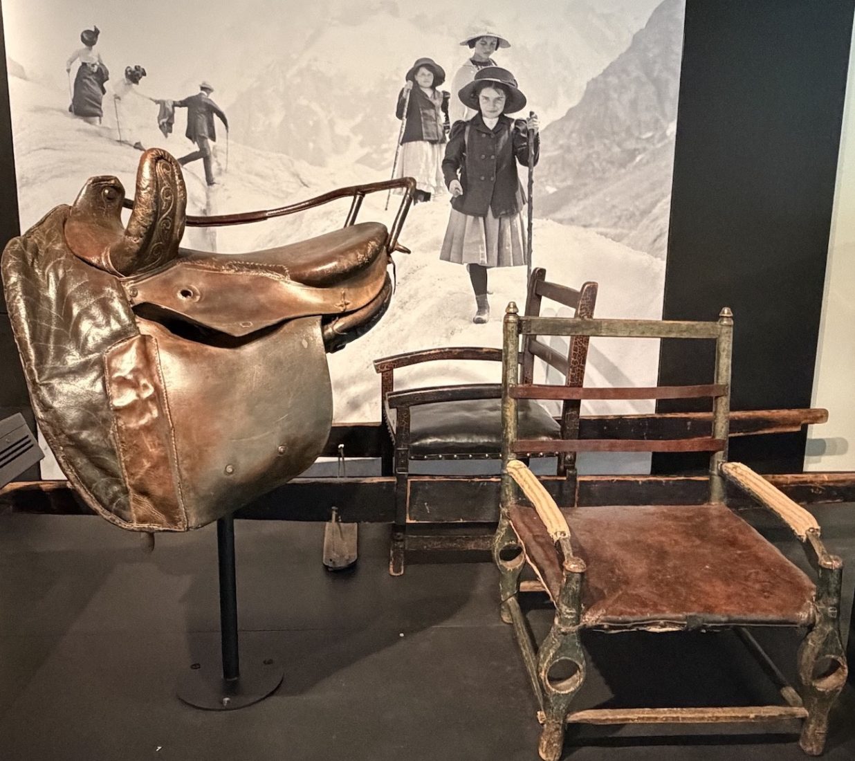 Musée du Mont Blanc Chamonix  selle chaise cuir