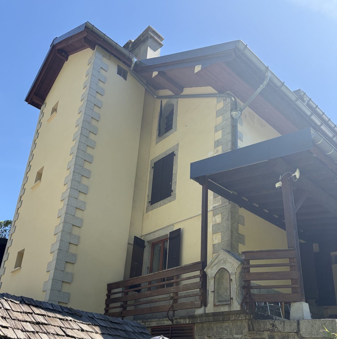 Les Frasserands vue extérieure maison isabelle Straton et son mari 