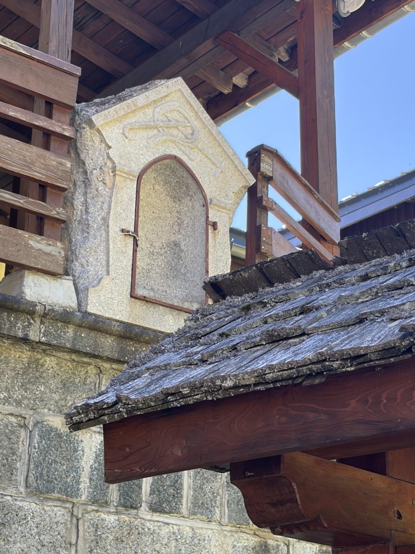 Les Frasserands maison isabelle Straton  stèle de granit