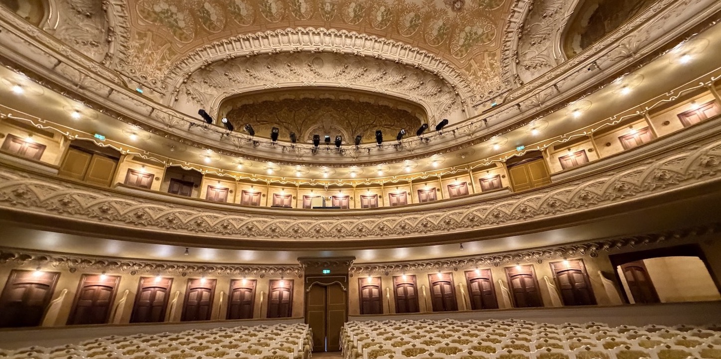 Opéra de Vichy vue salle , face à la scène, escalier de l'entrée, rue du Parc