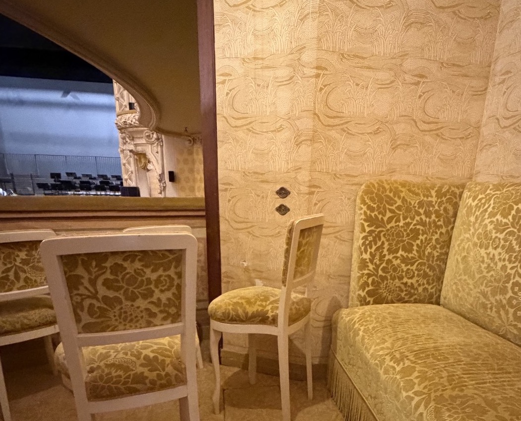 Opéra de Vichy loge avec canapé